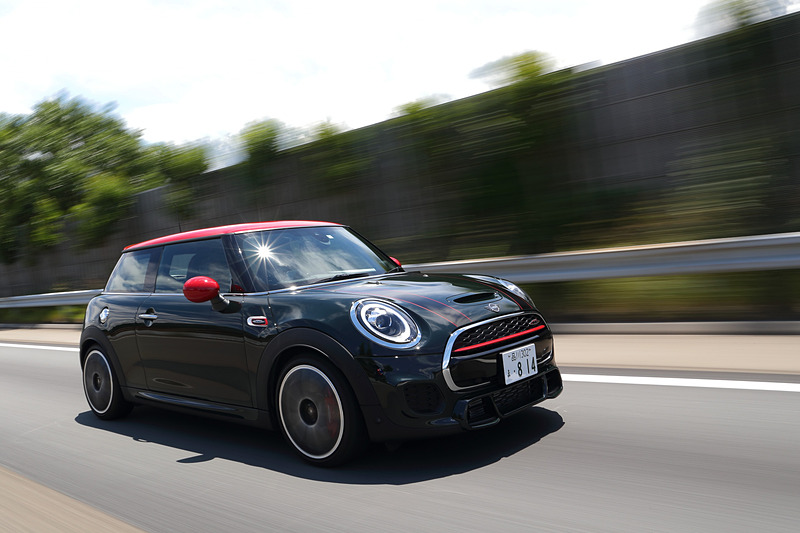 3ドアの「MINI ジョン・クーパー・ワークス」（8速スポーツAT/450万円）にも試乗。ボディサイズは3875×1725×1430mm（全長×全幅×全高）で、ジョン・クーパー・ワークスのAT車はマイナーチェンジにより新開発の8速スポーツATを採用した。車両重量は1290kg