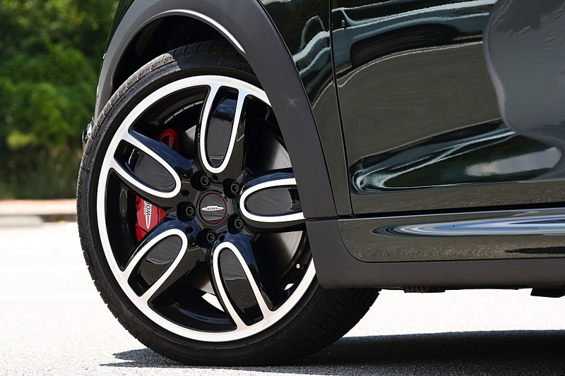 撮影車のボディカラーはジョン・クーパー・ワークス専用の「レベル・グリーン・ソリッド」で、2トーンカラーの18インチアロイホイール「カップ・スポーク」（タイヤはピレリ CINTURATO P7。サイズは205/40 R18）やボンネットストライプ、JCWスポーツシート、シートヒーターなどをセットにした「トラック・スタイル」を装備