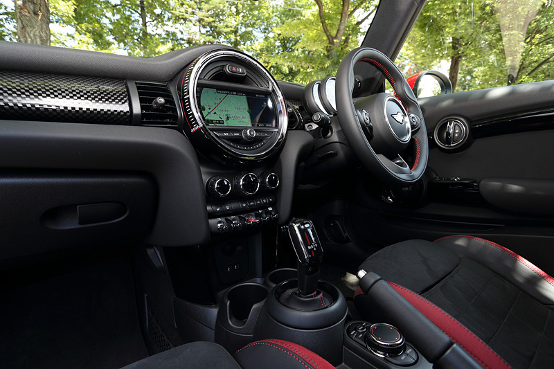 撮影車のボディカラーはジョン・クーパー・ワークス専用の「レベル・グリーン・ソリッド」で、2トーンカラーの18インチアロイホイール「カップ・スポーク」（タイヤはピレリ CINTURATO P7。サイズは205/40 R18）やボンネットストライプ、JCWスポーツシート、シートヒーターなどをセットにした「トラック・スタイル」を装備