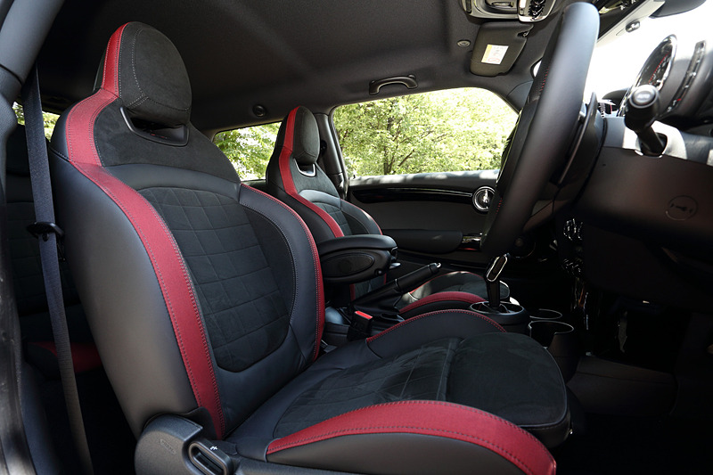 撮影車のボディカラーはジョン・クーパー・ワークス専用の「レベル・グリーン・ソリッド」で、2トーンカラーの18インチアロイホイール「カップ・スポーク」（タイヤはピレリ CINTURATO P7。サイズは205/40 R18）やボンネットストライプ、JCWスポーツシート、シートヒーターなどをセットにした「トラック・スタイル」を装備