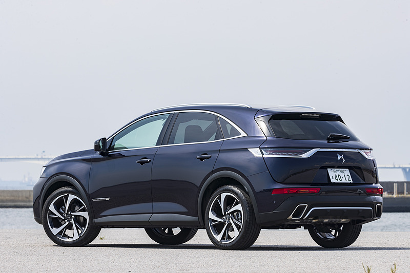 DSブランドの新型SUV「DS 7 クロスバック」。「So Chic（ソーシック）」「Grand Chic（グランシック）」の2グレード展開で、ソーシックにはディーゼルエンジンのみが、グランシックにはガソリンエンジンとディーゼルエンジンの2種類のパワートレーンが用意される。トランスミッションはどちらもアイシン・エィ・ダブリュと共同開発した8速AT「EAT8」を採用。撮影車両はガソリンエンジン搭載のグランシック（542万円）。ボディカラーはブルー・アンクル。ボディサイズは4590×1895×1635mm（全長×全幅×全高）で、ホイールベースは2730mm