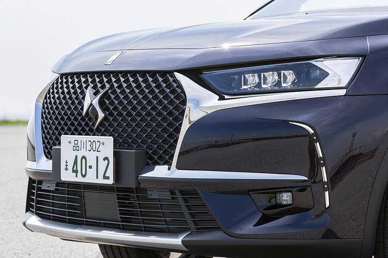 フロントグリルや“DS”のロゴなどに「ルーブル美術館のピラミッドをモチーフにした」というダイヤモンド型の造形を採用