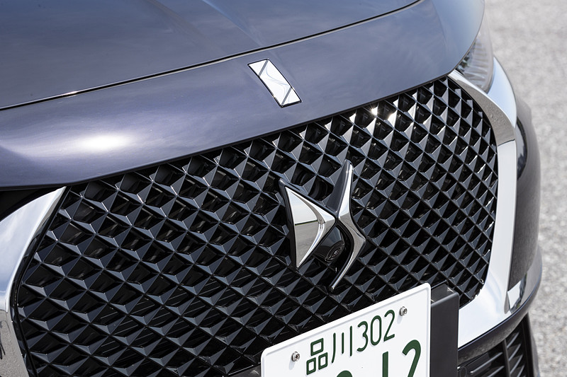 フロントグリルや“DS”のロゴなどに「ルーブル美術館のピラミッドをモチーフにした」というダイヤモンド型の造形を採用