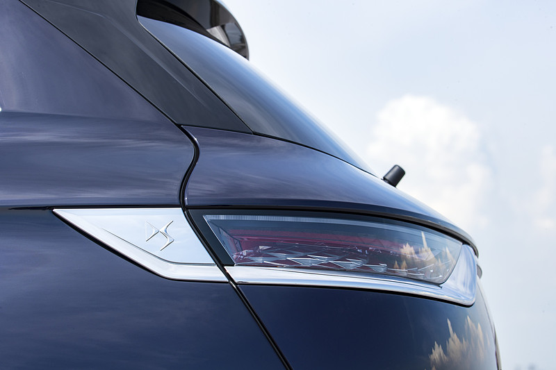 フロントグリルや“DS”のロゴなどに「ルーブル美術館のピラミッドをモチーフにした」というダイヤモンド型の造形を採用