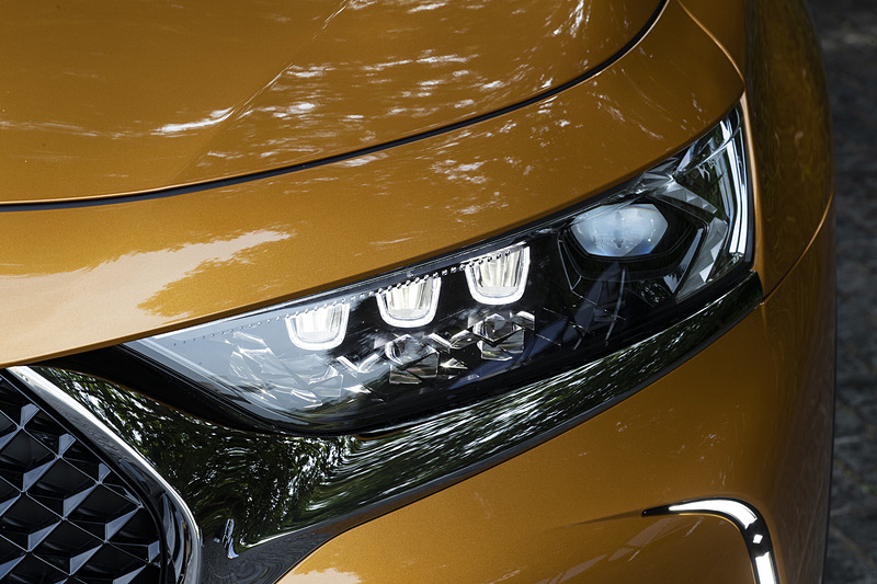 左右3個ずつ内蔵されたLEDヘッドライトユニットを制御して、停車/市街地/郊外/高速道路の速度域に応じた4つのモードに加え、ワイパー作動に連動した悪天候モード、対向車や先行車を検知してハイ/ロービームを切り替えるインテリジェントハイビームモードの計6つの配光モードを自動で切り替える「DS アクティブLEDビジョン」を採用