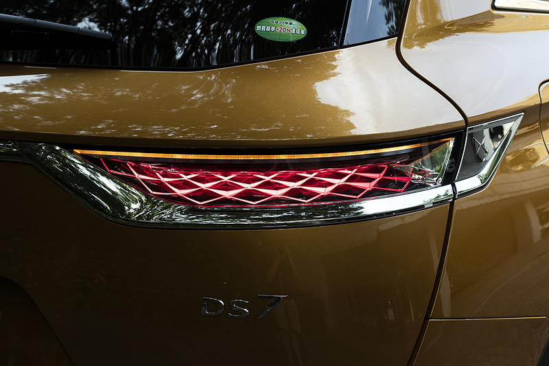 テールランプにもダイアモンド型を用いて華やかさを演出