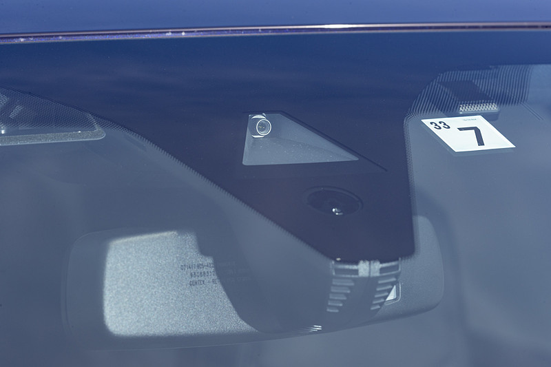 フロントウィンドウのマルチファンクションカメラ。トラフィックジャムアシスト付のアクティブクルーズコントロールとレーンポジショニングアシストを統合した、セグメント初のシステムとなる「DS コネクテッドパイロット」や、前方の路面を常時ハイスピードスキャンして路面の凹凸を識別し、ショックアブソーバーの減衰力をリアルタイムで電子制御するサスペンションシステム「DS アクティブスキャンサスペンション」などで活用される