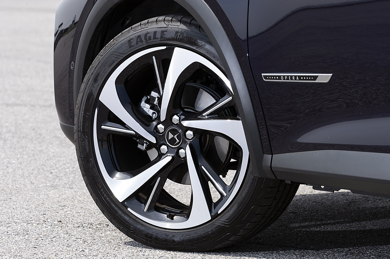 グランシックは20インチのアロイホイールを標準装備。タイヤサイズは235/45 R20