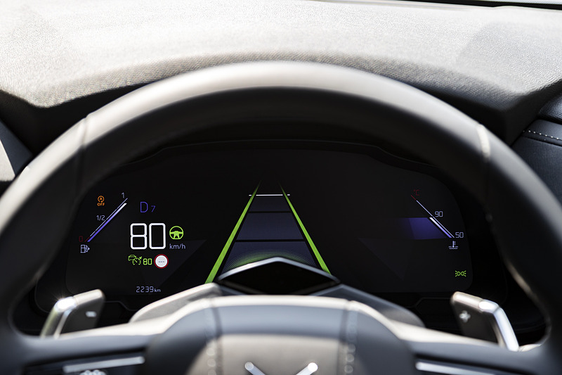 アクティブクルーズコントロールの制御画面。約30～180km/hの速度域で作動して、前車との車間距離を保ちながら車線内の任意の位置をキープ可能。前車が完全停止しても、3秒以内に再発進すればアクセル操作なしで追従できる