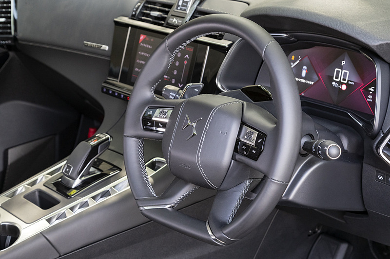 DS 7 クロスバックのインテリア。撮影車は、ウォッチストラップデザイン ナッパレザーシート（バサルトブラック）や、B.R.Mアナログ時計、アートフィニッシュ＆パールトップステッチ加工入りナッパレザーダッシュボード＆ドアトリム（バサルトブラック）など“アヴァンギャルドインテリア装備”を装着するオプションの「OPERA（オペラ）」。至る所にダイアモンド型のモチーフを採用する