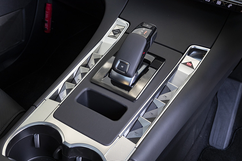 DS 7 クロスバックのインテリア。撮影車は、ウォッチストラップデザイン ナッパレザーシート（バサルトブラック）や、B.R.Mアナログ時計、アートフィニッシュ＆パールトップステッチ加工入りナッパレザーダッシュボード＆ドアトリム（バサルトブラック）など“アヴァンギャルドインテリア装備”を装着するオプションの「OPERA（オペラ）」。至る所にダイアモンド型のモチーフを採用する