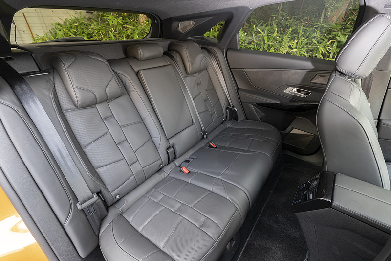 DS 7 クロスバックのインテリア。撮影車は、ウォッチストラップデザイン ナッパレザーシート（バサルトブラック）や、B.R.Mアナログ時計、アートフィニッシュ＆パールトップステッチ加工入りナッパレザーダッシュボード＆ドアトリム（バサルトブラック）など“アヴァンギャルドインテリア装備”を装着するオプションの「OPERA（オペラ）」。至る所にダイアモンド型のモチーフを採用する