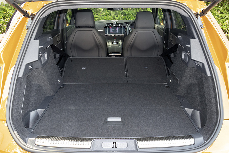 ラゲッジルーム容量はVDA方式で555L。6：4分割可倒式のリアシートバックは、ラゲッジルーム内から倒せるワンタッチフォールディング機構付き