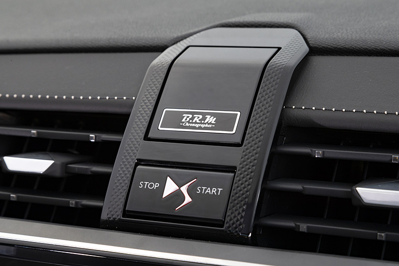 インパネ中央、エンジンスタートボタンの上部に配されるB.R.Mアナログ時計はグランシックに標準装備。イグニッションON/OFFの動作で回転して文字盤が現われる