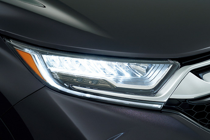ヘッドライトやフォグランプ、リアコンビネーションランプなどの光源にLEDを採用。ヘッドライトにはLEDアクティブコーナリングライトを備える