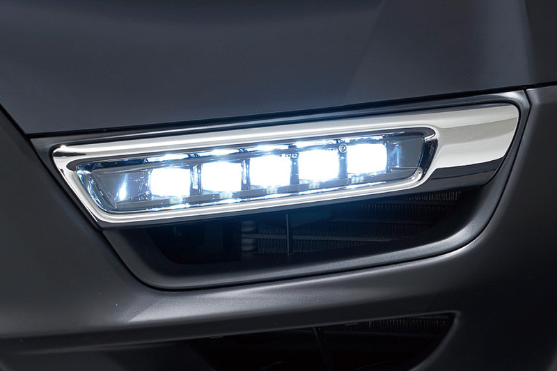 ヘッドライトやフォグランプ、リアコンビネーションランプなどの光源にLEDを採用。ヘッドライトにはLEDアクティブコーナリングライトを備える