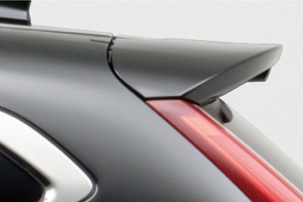 シャークフィンアンテナとテールゲートスポイラーを全車に標準装備