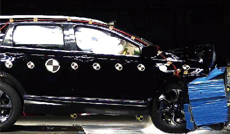 新型CR-Vは運転席＆助手席用i-SRSエアバッグ、1列目シート用i-サイドエアバッグ＋サイドカーテンエアバッグを全車標準装備。グローバル展開するモデルのため、衝突安全性能も各国の基準を高いレベルでクリアするためにさまざまなクラッシュテストを行なって衝撃吸収・分散構造を発揮する設計となっている