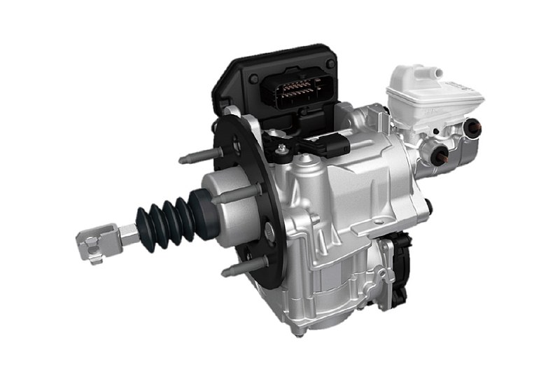 ガソリンモデルには国内販売のホンダ車で初めて電動ブレーキブースターを装着