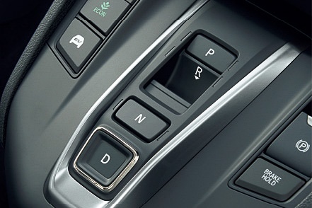 ハイブリッドモデルはスイッチ操作でレンジを変更する「エレクトリックギヤセレクター」を採用。助手席側にアクセル操作に対する応答性を高める「SPORTモードスイッチ」を用意