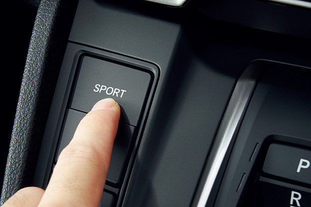 ハイブリッドモデルはスイッチ操作でレンジを変更する「エレクトリックギヤセレクター」を採用。助手席側にアクセル操作に対する応答性を高める「SPORTモードスイッチ」を用意