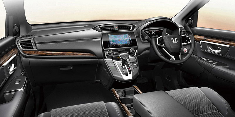 新型CR-Vのインテリアイメージ。全車で木目調パネルを標準装備し、トリム類などの触感にもこだわっている