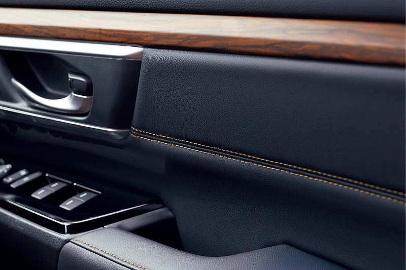 新型CR-Vのインテリアイメージ。全車で木目調パネルを標準装備し、トリム類などの触感にもこだわっている