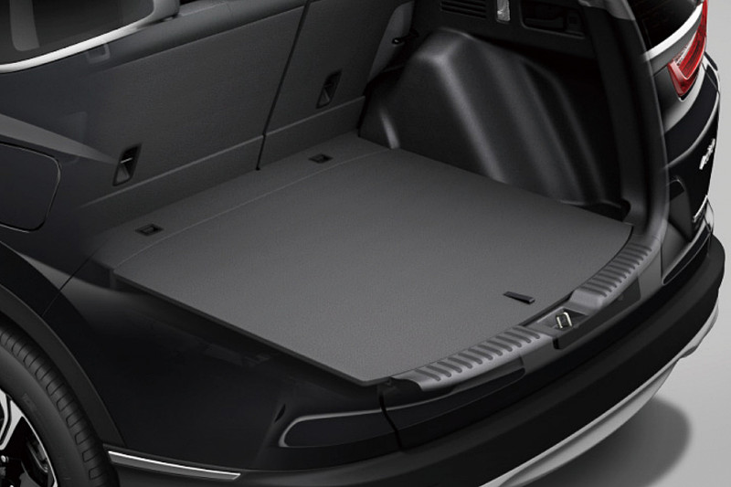 ガソリンターボモデルではフロアボードを下段に固定することも可能。フロアボードの耐荷重は100kg