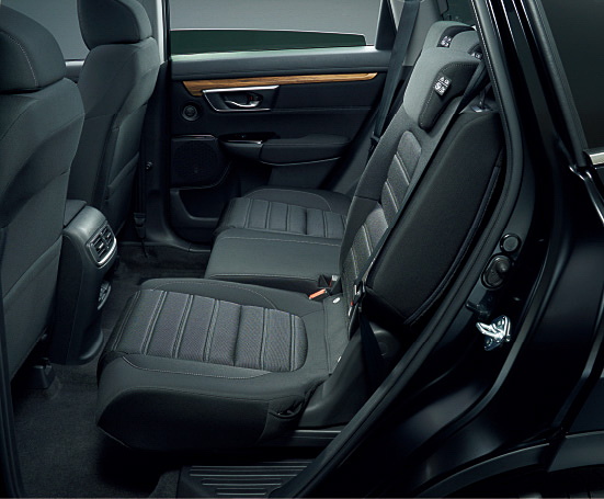 7人乗り仕様のセカンドシートは、6：4分割で150mmの前後スライド、タンブルなどが可能