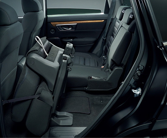 7人乗り仕様のセカンドシートは、6：4分割で150mmの前後スライド、タンブルなどが可能