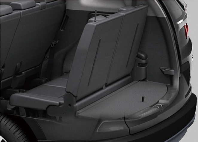 サードシートを起こした状態のラゲッジスペース容量は150L。フロアボードの耐荷重は100kg