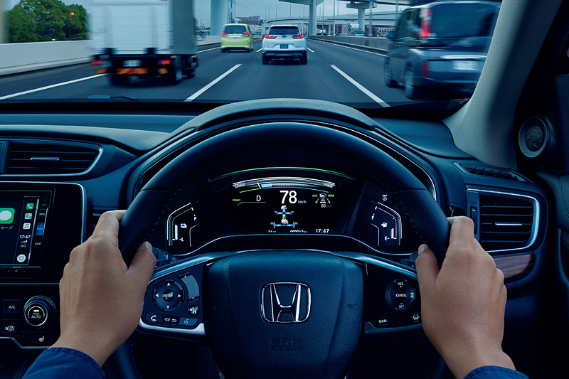 ハイブリッドモデルのメーターは、TFT液晶を使ったデジタル表示タイプ