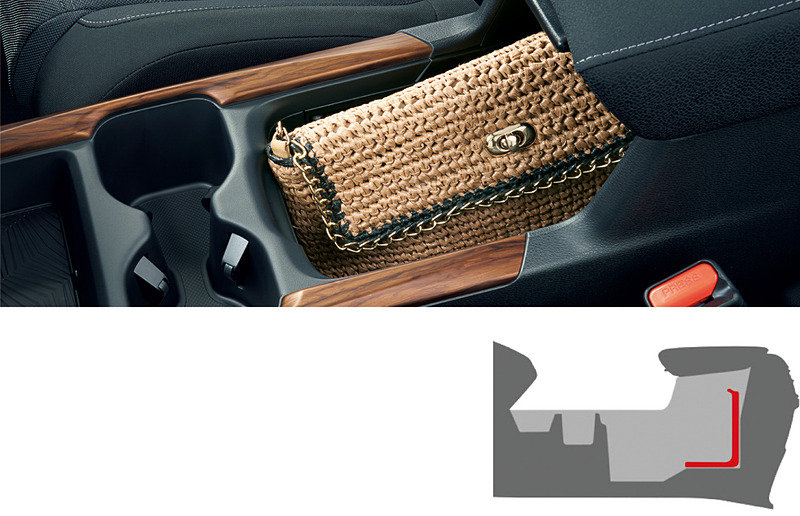 センターコンソールボックスはL字型の大型可動式トレーをスライドさせたりすることで、「通常モード」（左）、「BOXアクセスモード（中央）、「大容量開放モード」（右）の3パターンに使い分け可能。大容量開放モードはタブレットやハンドバッグなどの収納を想定している