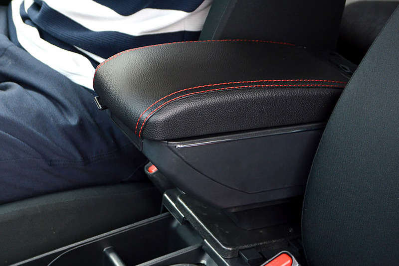 サンコーの多機能アームレスト「DIY車用アームレストコンソール収納ボックス」（2480円）