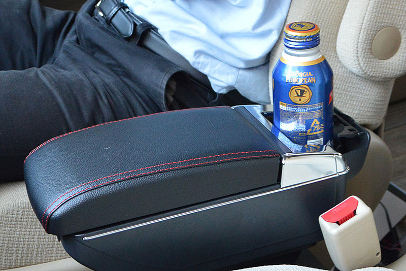 アームレストの後方側にドリンクホルダーと灰皿を内蔵