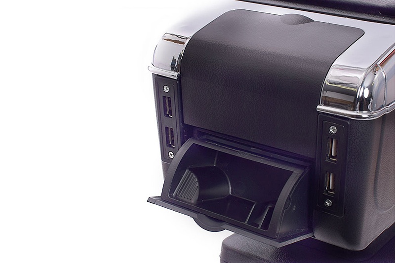 アームレストの後方側にドリンクホルダーと灰皿を内蔵