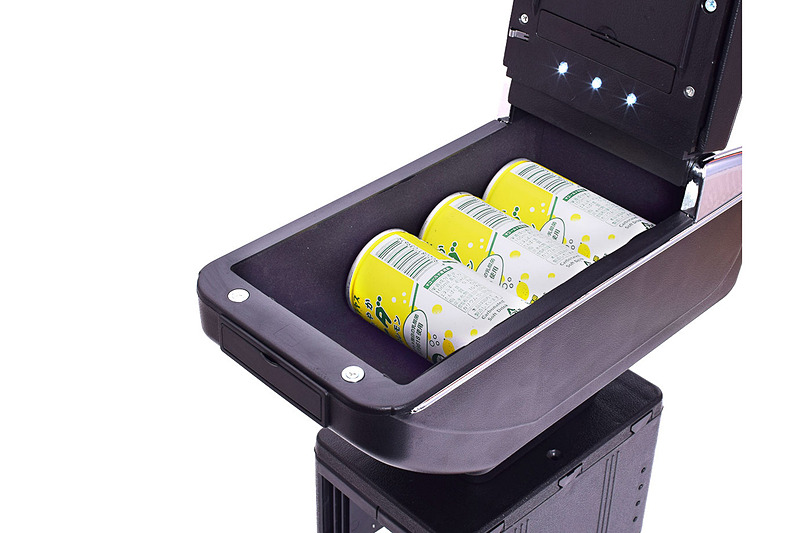 190g缶×3本などが収まる収納スペースを用意。リッドを開けるとLED照明が自動点灯する