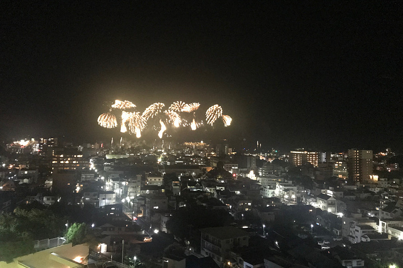 伊東の海岸いっぱいに大輪の花を咲かせる花火