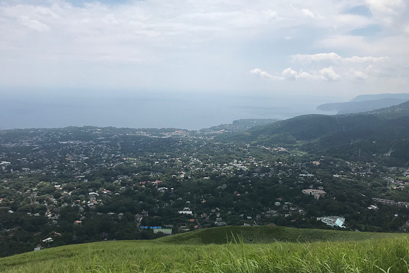 大室山からの展望。伊東の街を一望でき、晴れた日にはスカイツリーまで見ることができるという