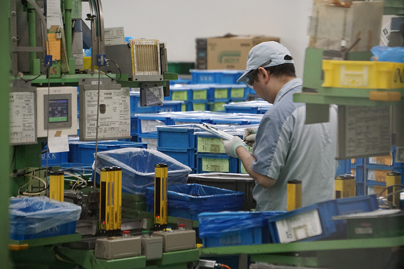 新工場内の様子。板材のプレスから製品検査までの生産ラインのほか、金型の整備や工作機械の管理部門も設置。フレキシブルな生産ラインの構築のため、工作機械は移設可能な状態にしてあるという