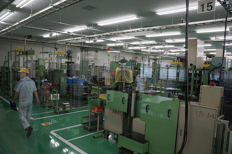 新工場内の様子。板材のプレスから製品検査までの生産ラインのほか、金型の整備や工作機械の管理部門も設置。フレキシブルな生産ラインの構築のため、工作機械は移設可能な状態にしてあるという