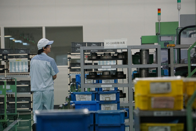 新工場内の様子。板材のプレスから製品検査までの生産ラインのほか、金型の整備や工作機械の管理部門も設置。フレキシブルな生産ラインの構築のため、工作機械は移設可能な状態にしてあるという