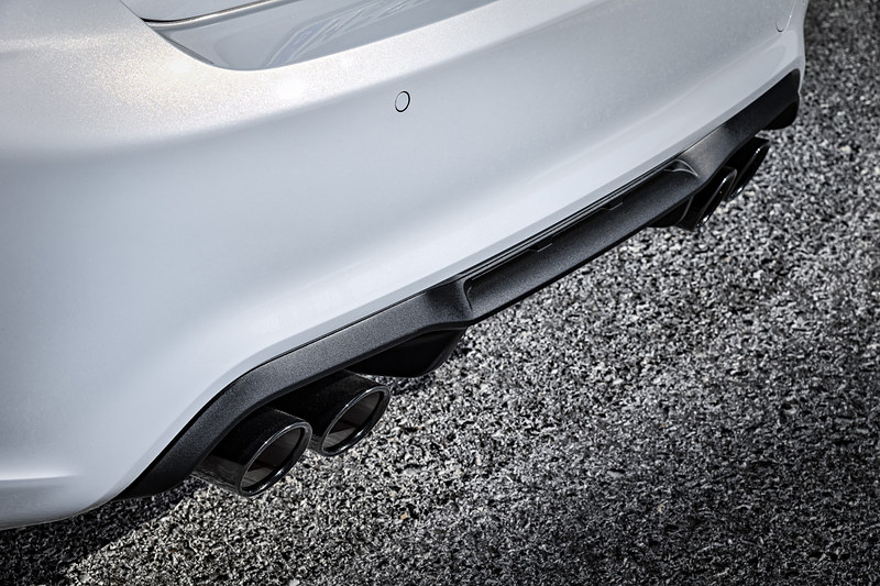 エクステリアではフロントバンパー、キドニーグリル、ドアミラーのデザインを一新するとともに、専用の19インチMライトアロイホイールやMスポーツ・ブレーキを新採用