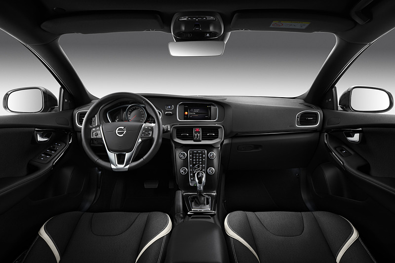 D4 Dynamic Editionのインテリア。“ブラック＆ホワイト”をテーマに、チャコール/ホワイトレザーインサート仕様のレザー・コンビネーション・シートや、グロッシーブラック・ドア・インサート/センタースタック・フレーム/ダッシュボード・インサートなどを特別装備。写真は欧州仕様車で日本仕様車は右ハンドルとなる