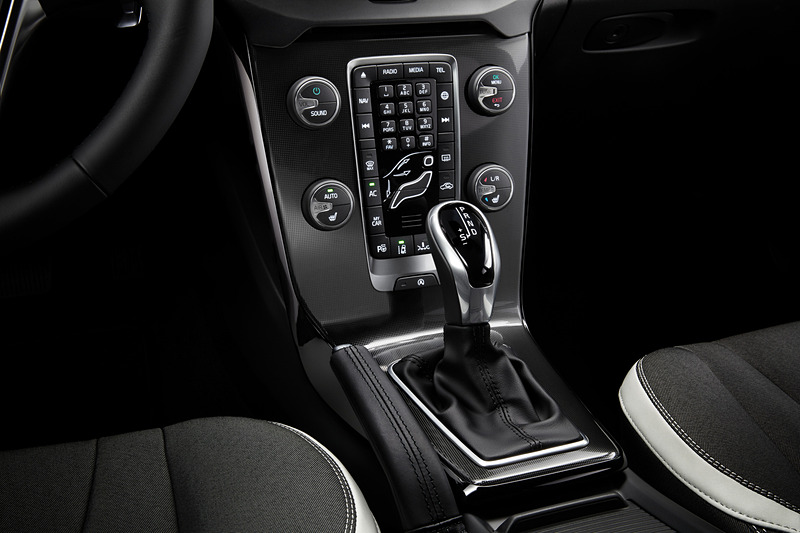 D4 Dynamic Editionのインテリア。“ブラック＆ホワイト”をテーマに、チャコール/ホワイトレザーインサート仕様のレザー・コンビネーション・シートや、グロッシーブラック・ドア・インサート/センタースタック・フレーム/ダッシュボード・インサートなどを特別装備。写真は欧州仕様車で日本仕様車は右ハンドルとなる