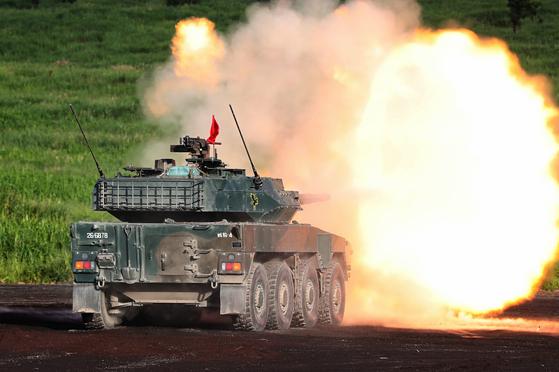 「平成30年度富士総合火力演習」で実弾射撃する16式機動戦闘車