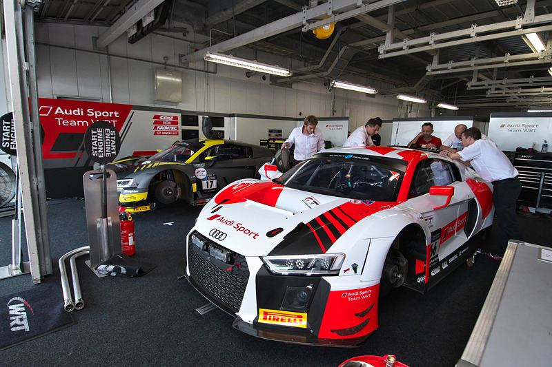 AUDI SPORT TEAM WRTの2台。手前の66号車は、7月のスパ24時間レースでポールポジションを獲得したクリストファー・ミースら欧州勢3人組。予選の速さに注目したい