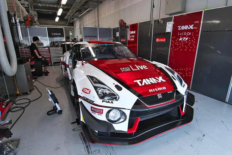 平中克幸/星野一樹/安田裕信の3選手がドライブするGAINERのNISSAN GT-R NISMO GT3（11号車）