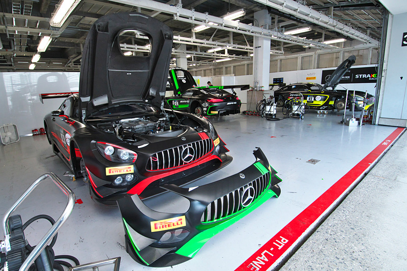 42、43、44号車のMercedes-AMG GT3の3台