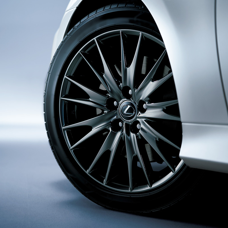 235/45 R18タイヤ＆アルミホイール（特別仕様車専用スパッタリング塗装）